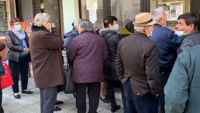 PENSIONISTËT NË ELBASAN TË PAKËNAQUR ME BONUSIN E FUNDVITIT
