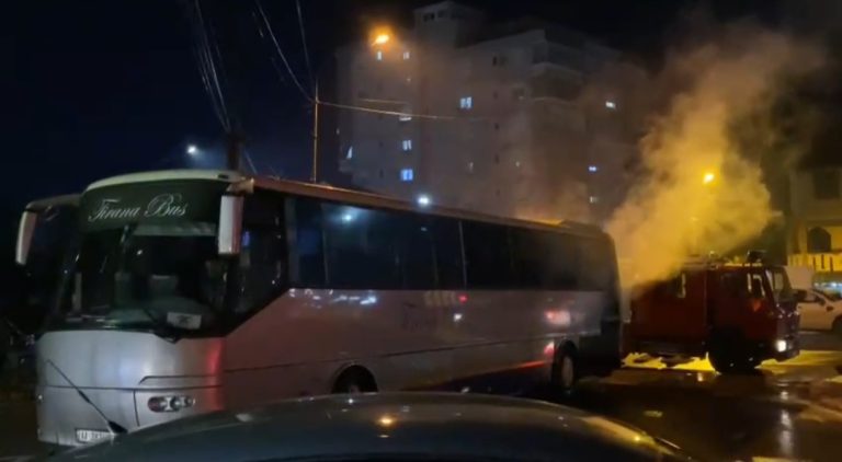 Elbasan/ Përfshihet nga flakët autobusi (Video)
