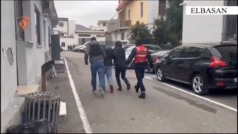 Elbasan/ Lëvizte me armë zjarri në makinë.Policia arreston 27 vjeçarin