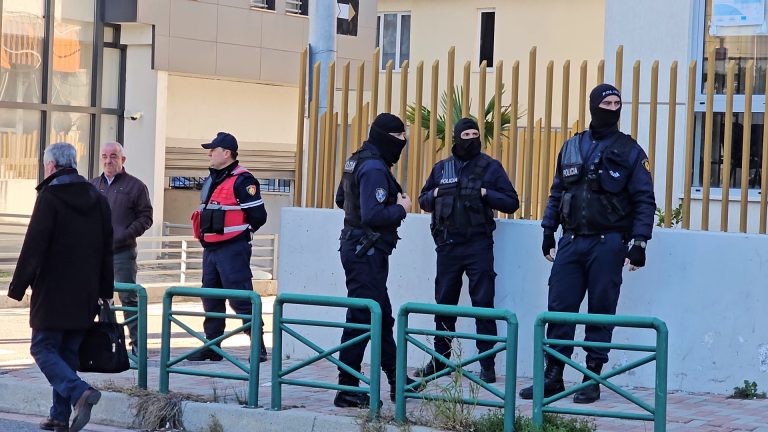 Video/ Vrasja në burgun e Peqinit, Sokol Mjacaj në Gjykatën e Elbasanit nën masa të rrepta sigurie