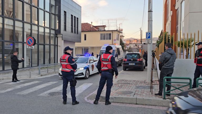 Video/ Vrasja në burgun e Peqinit/ Gjykata vendos “arrest në burg” për 11 prej të arrestuarve, njëri prej tyre “detyrim paraqitjeje”