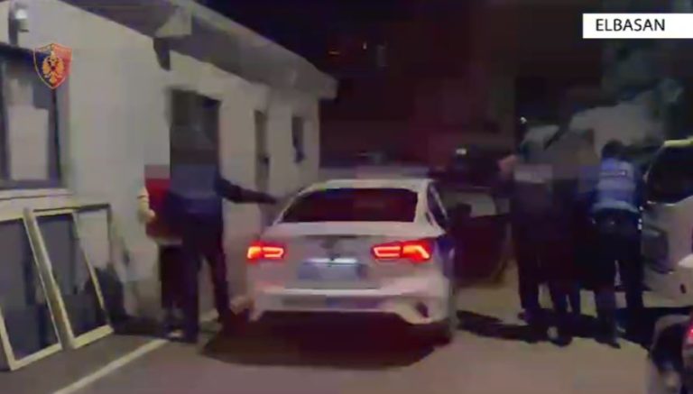 U kapën në flagrancë duke vënë baste sportive, dy në pranga në Elbasan