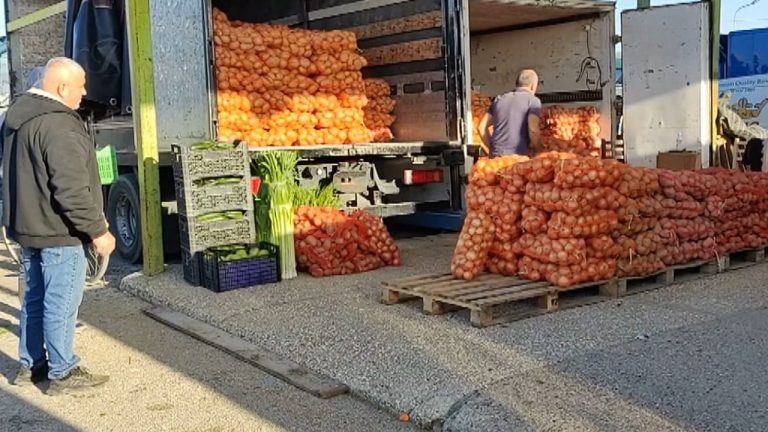 Importi “mbyt” tregjet e Lushnjës! Tregtarët ankohen se malli vendas po mbetet pa shitur