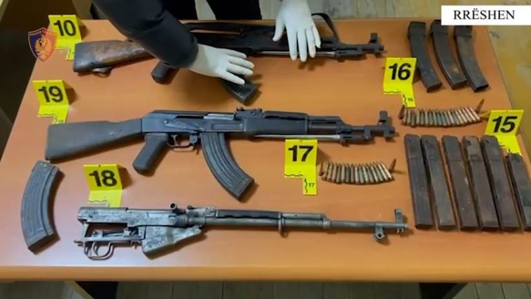 Me kallash gati për qitje, tre të arrestuar në dy operacione