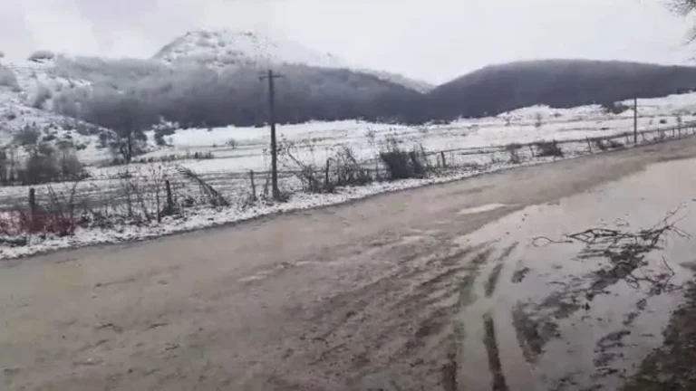 Bora përfshin Korçën, nuk raportohen akse rrugore të bllokuara