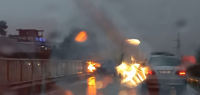 Autobusi përfshihet nga flakët gjatë ecjes në Elbasan-Tiranë