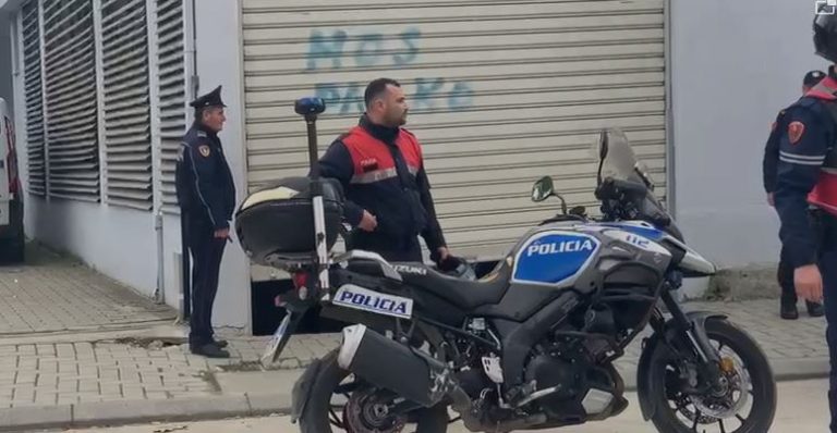 Lëviznin të armatosur në makinë, dy të arrestuar në Vlorë