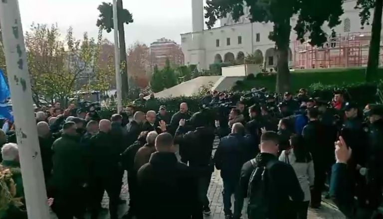 Policia bëhet ‘gardh’ para Kuvendit, protestuesit tentojnë të çajnë kordonin