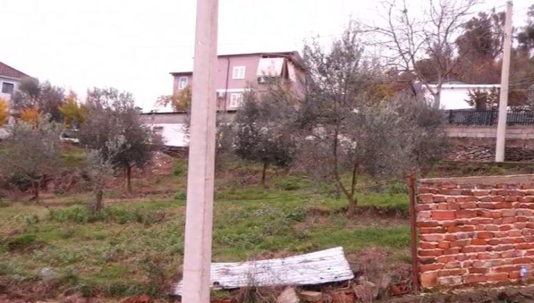 “Jemi policë”/ Nga kamuflimi me uniformë, te terrori ndaj dy të moshuarve, si u tentua të grabitej banesa në Prush. Autorët u arratisën drejt…