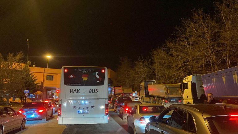 Fluks udhëtarësh në Qafë Thanë! Pala maqedonase nuk ka kapacitetet e nevojshme