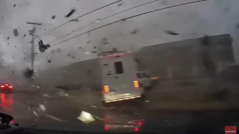 U gjetën të përqafuar, tornado vret gruan dhe djalin e saj 2-vjeçar në Tennessee