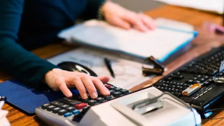 Viti i ri, taksa të reja/ Nis tatimi për profesionistët e lirë