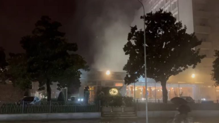 Zjarr në hotel, klientët largohen me vrap.Shkak i zjarrit dyshohet…