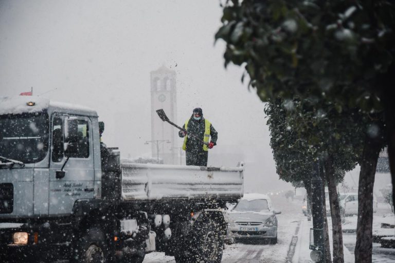 Reshje shiu dhe dëborë në zonat malore