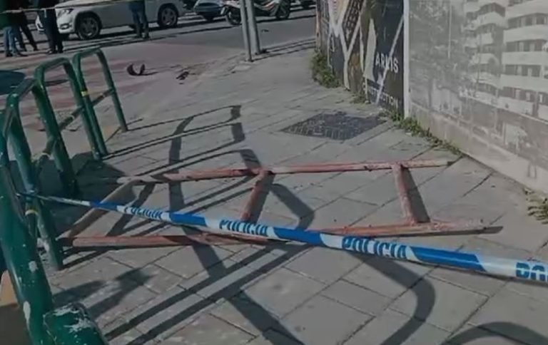 Pjesët metalike në trotuar, pamje nga pallati ku u shemb skela dhe lëndoi dy kalimtarë