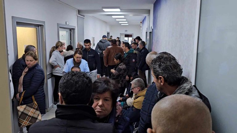VIROZAT/ FLUKS NË URGJENCËN  E ELBASANIT, 200 PACIENTË NË 24 ORË
