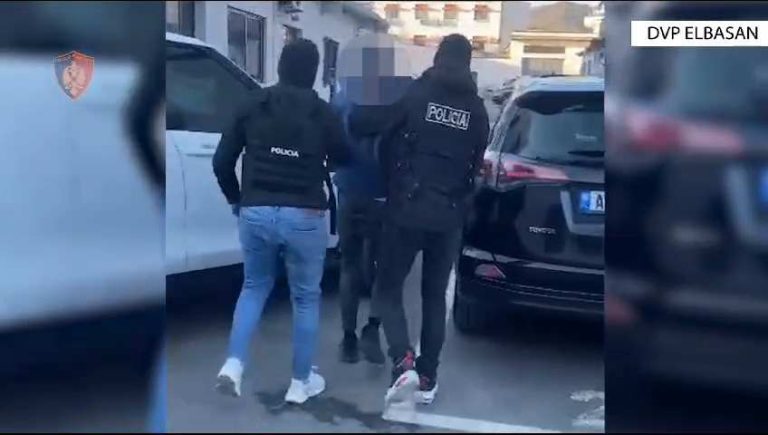 U kapën në flagrancë me heroinë dhe kokainë, arrestohen 4 persona në Elbasan