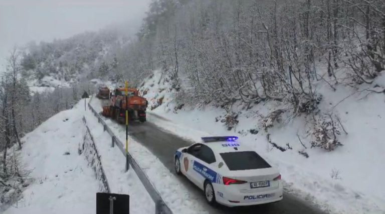 Situata e reshjeve të borës, policia apel drejtuesve të mjeteve: Ulni shpejtësinë dhe ruani distancën nga njëra-tjetra