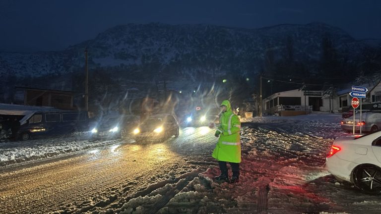 E fundit/ Policia e Elbasanit ndalon lëvizjen e mjeteve të tonzhit të rëndë për shkak të motit të keq