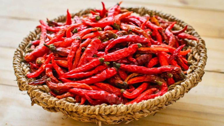 Kapen sërish perime me pesticide nga Shqipëria, Kroacia bllokon 8 mijë kg speca të kuq djegës të Divjakës