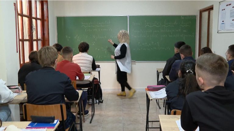 Paga sipas performancës për mësuesit/ Kriteret që duhen plotësuar, provimet e kualifikimeve zhvillohen më 11 maj