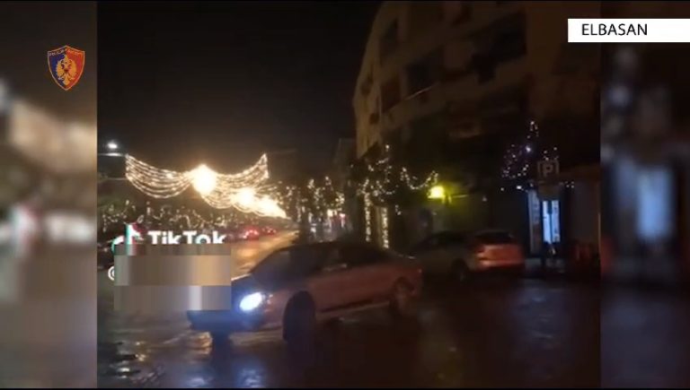 Elbasan/ Bëri drift me automjet, në qendër të banuar, ndëshkohet me masë administrative 40 000 lekë dhe procedohet penalisht për prishje të qetësisë publike, 21-vjeçari.