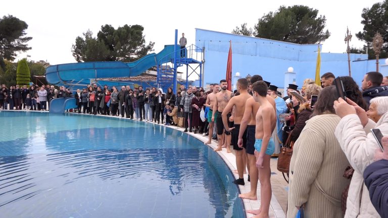 Elbasan/ Dita e Ujit të bekuar, zhvillohet ceremonia e hedhjes së kryqit në ujë