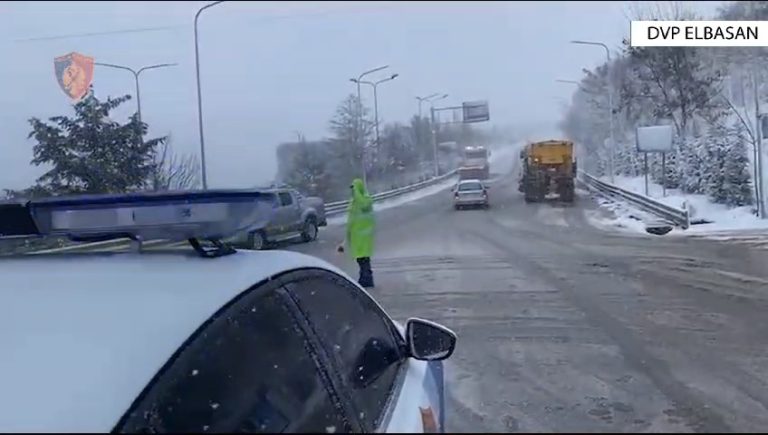Policia e Elbasanit bën njoftimin e rëndësishëm.Asnjë mjet nuk do të lejohet pa goma dimërore dhe zinxhirë