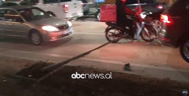 Përplasen dy makina në Fier, njëra përfundon në trotuar duke rrezikuar kalimtarët