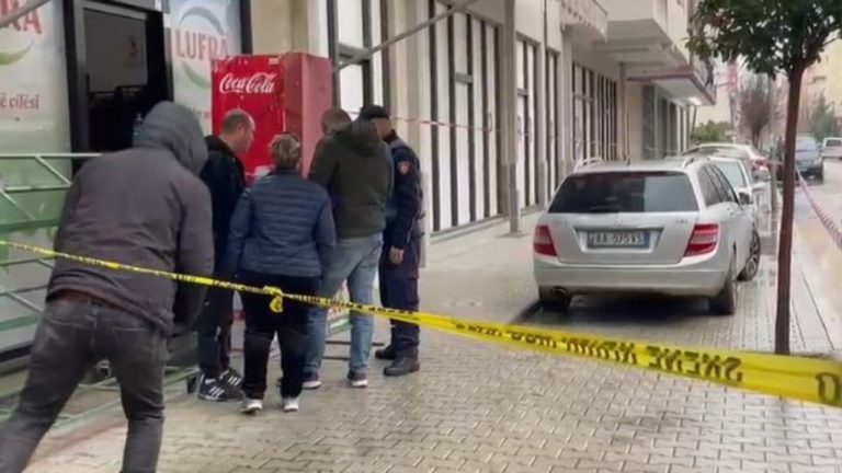 Theu xhamat e dyqanit dhe vodhi 5 mijë lekë në Fier, në kërkim autori