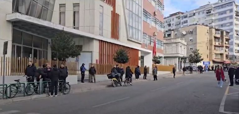 Gjykata e Elbasanit lë në burg 18 të arrestuarit për drogë.Një arrest shtëpie