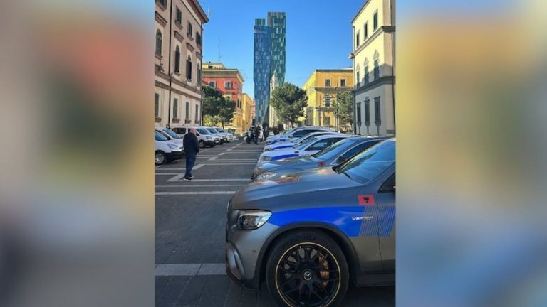 Fotot/ Makinat luksoze 100 mijë euro të grupeve kriminale i kalojnë Policisë së Shtetit, mes tyre edhe“Benzi” i Miss-it shqiptar