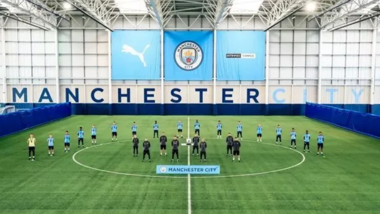 Manchester City zbarkon nesër në Tiranë!