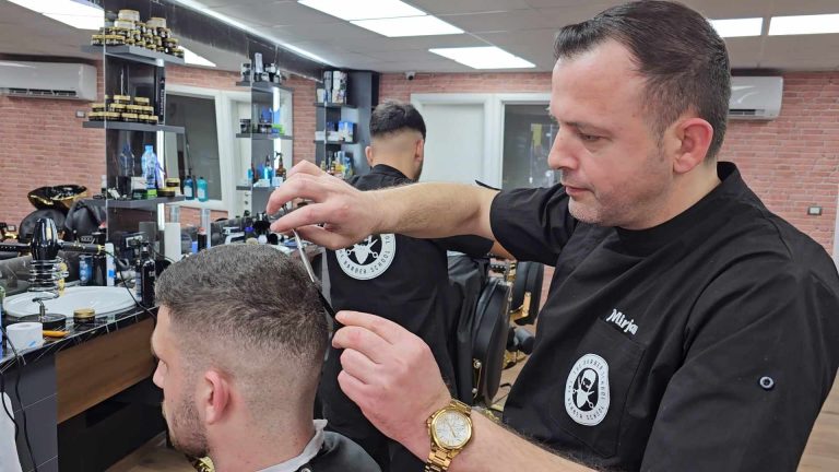 ELBASAN/ PREJ 4 BREZASH PUNOJNË SI BERBERË, MIRJAM LEKSI TRASHËGON PROFESIONIN E FAMILJES (VIDEO)