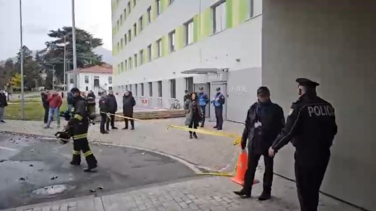 Flakët në godinë, reagon QSUT: Situata nën kontroll, pacientët janë të gjithë jashtë rrezikut për jetën