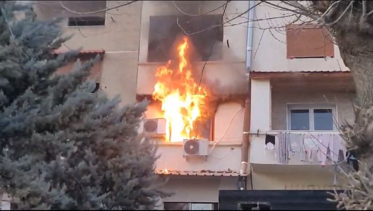 Përfshihet nga flakët shtëpia në Elbasan