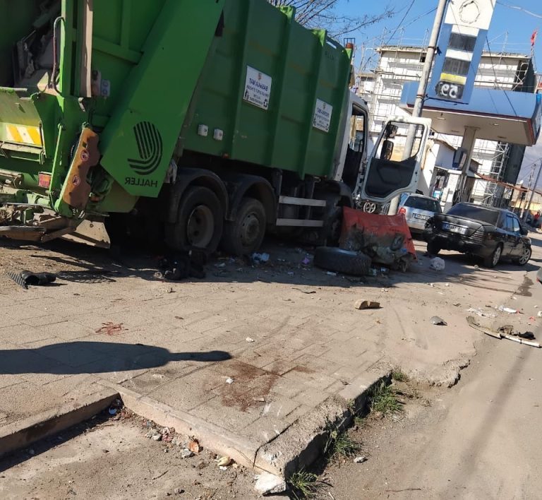 Aksident i rëndë në Burrel, makina del nga rruga dhe merr para katër persona, një prej tyre fëmijë