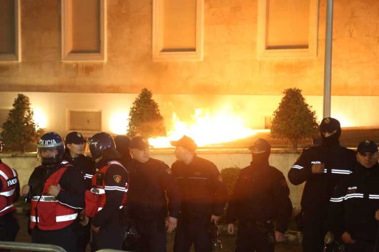 Protesta/ Hodhën kapsolla e molotovë drejt efektivëve, katër të arrestuar dhe disa të proceduar