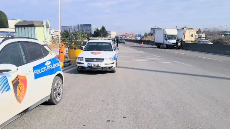 Makina përplas këmbësorin në autostradën Durrës – Tiranë, në zonë mungojnë mbikalimet