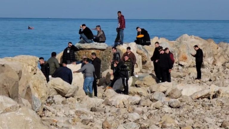 Ra në det teksa peshkonte/ Vijojnë kërkimet për 40-vjeçarin në Porto Romano, familjarët presin me ankth në breg