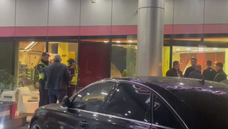 Nën kërcënimin e kallashnikovit, grabitet supermarketi në Kavajë