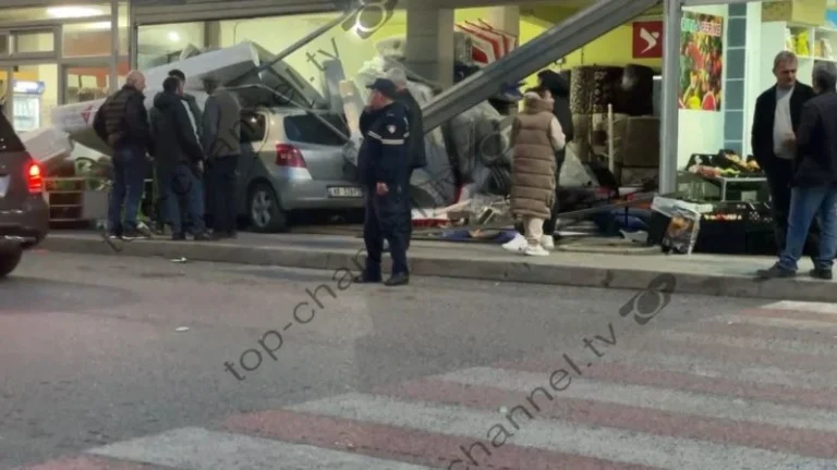 LAJM I FUNDIT! Aksident i pazakontë në Lezhë, makina humb kontrollin dhe përplaset me një biznes dyshekësh