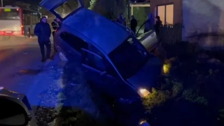 Tjetër aksident në Fier! Përplasen dy automjete, përfundojnë në kanal