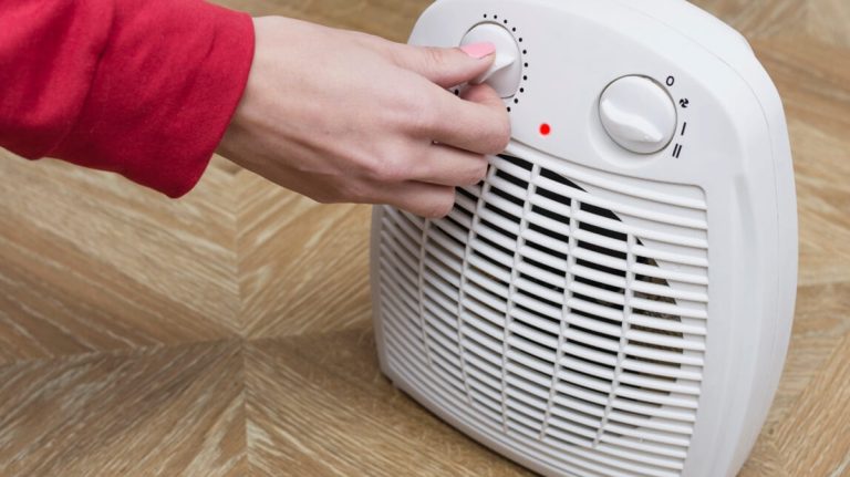 Pse nuk Duhet të Flini me Ngrohësin Ndezur në Dhomë?