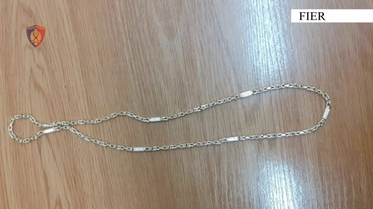 Vodhi disa bizhuteri floriri në një argjendari, arrestohet 35-vjeçari në Fier