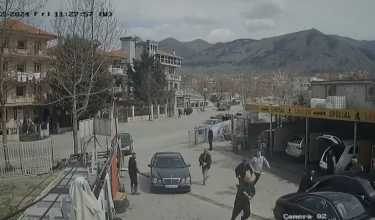 VIDEO me pamje të rënda/ 30-vjeçari në Korçë futet në një servis për t’i shpëtuar dhunës, 4 persona e masakrojnë me shkopinj bejsbolli, askush nuk ndërhyn