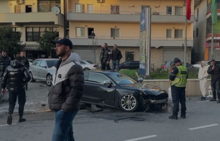 Aksident në Lezhë/ Makinat përfundojnë në karburant, 2 të lënduar (VIDEO)