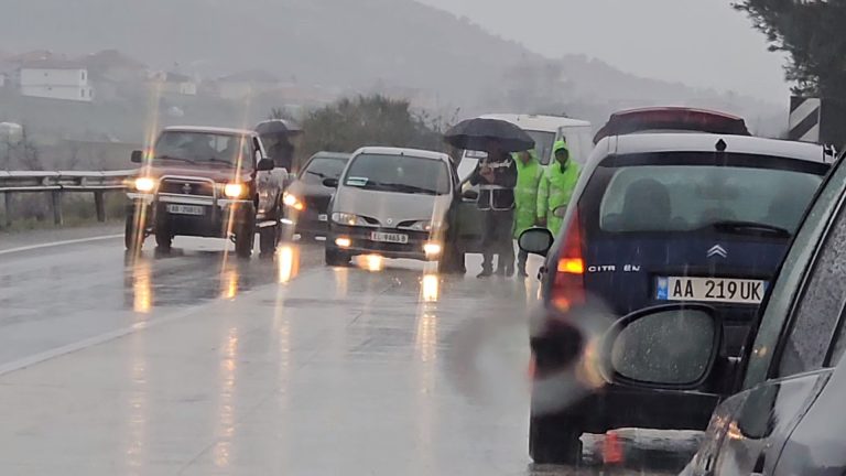 Aksident në aksin Elbasan-Peqin! Makina kthehet përmbys në rrugë