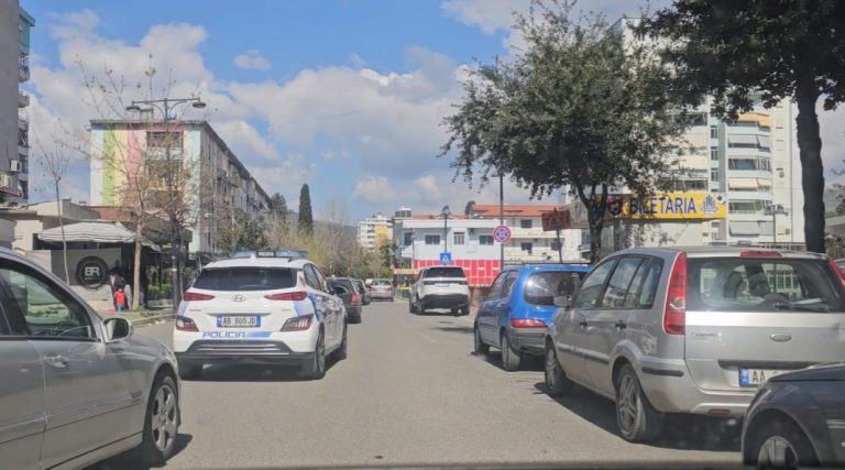 Video/ Drejtori shkel rregullat e qarkullimit rrugor, policia i kalon pranë por nuk  e gjobit! E kundërta ndodh me qytetarët