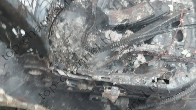 Autorët dogjën makinën pas ekzekutimit të Bejtjas, shikoni si është shkrumbuar mjeti, dallohen edhe kallashnikovët